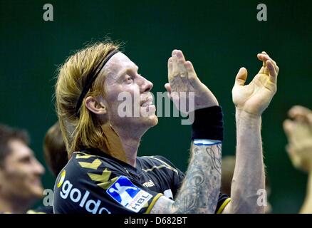 Fichier - Un fichier photo en date du 14 octobre 2011 montre joueuse norvégienne de handball, Borge Lund de Rhein Neckar Lions clapping mains après le match contre SC Magdeburg de Magdeburg, Allemagne. Le joueur français a signé un contrat de deux ans à l'équipe allemande de handball Les renards de Berlin le 03 juillet 2012, les rapports de l'état. Photo : Jens Wolf Banque D'Images