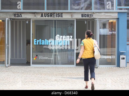 Un visiteur entre dans l'ancien hall de départ à Berlin, Allemagne, 03 juillet 2012. Le départ au centre de la gare de Friedrichstrasse, familièrement appelé le Traenenpalast (Palais de larmes), a été ouverte le 03 juillet 1962 et a été le dernier arrêt pour beaucoup d'émigrer hors de l'Allemagne de l'Est. Il y a eu une exposition sur les restrictions de voyage au cours de la séparation allemande dans le bâtiment Banque D'Images