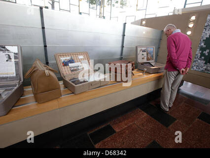 Un visiteur regarde exposition dans l'ancien hall de départ à Berlin, Allemagne, 03 juillet 2012. Le départ au centre de la gare de Friedrichstrasse, familièrement appelé le Traenenpalast (Palais de larmes), a été ouverte le 03 juillet 1962 et a été le dernier arrêt pour beaucoup d'émigrer hors de l'Allemagne de l'Est. Il y a eu une exposition sur les restrictions de voyage au cours de la séparation allemande en t Banque D'Images