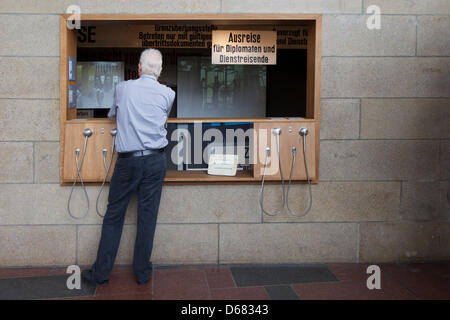 Un visiteur regarde exposition dans l'ancien hall de départ à Berlin, Allemagne, 03 juillet 2012. Le départ au centre de la gare de Friedrichstrasse, familièrement appelé le Traenenpalast (Palais de larmes), a été ouverte le 03 juillet 1962 et a été le dernier arrêt pour beaucoup d'émigrer hors de l'Allemagne de l'Est. Il y a eu une exposition sur les restrictions de voyage au cours de la séparation allemande en t Banque D'Images