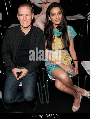 Singer Bryan Adams (l) et Megha Mittal, Président et directeur général de la marque de luxe allemande de mode Escada, assister à des Escada Sport show lors de la Mercedes-Benz Fashion Week à Berlin, Allemagne, 04 juillet 2012. La présentation de la collection printemps/été 2013 se déroule du 04 au 07 juillet 2012. Photo : Joerg Carstensen dpa/lbn  + + +(c) afp - Bildfunk + + + Banque D'Images