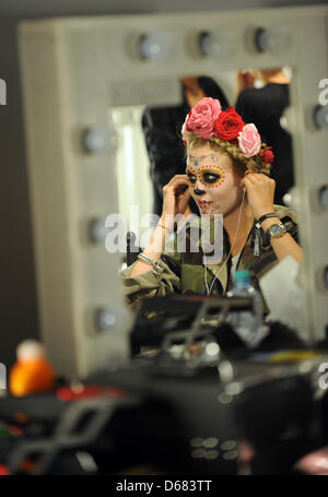 Un modèle est en attente pour le backstage Lena Hoschek montrer lors de la Mercedes-Benz Fashion Week à Berlin, Allemagne, 04 juillet 2012. La présentation de la collection printemps/été 2013 se déroule du 04 au 07 juillet 2012. Photo : Jens Kalaene dpa/lbn  + + +(c) afp - Bildfunk + + + Banque D'Images