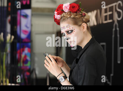 Un modèle est en attente pour le backstage Lena Hoschek montrer lors de la Mercedes-Benz Fashion Week à Berlin, Allemagne, 04 juillet 2012. La présentation de la collection printemps/été 2013 se déroule du 04 au 07 juillet 2012. Photo : Jens Kalaene dpa/lbn Banque D'Images