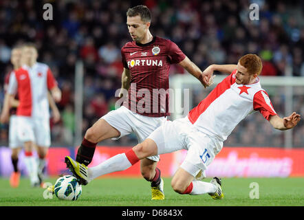 AC Sparta Praha défaite SK Slavia Prague en République tchèque la ligue de soccer match joué à Prague, République tchèque le 13 avril 2013. Josef Husbauer (à gauche, le Sparta) et Marcel Gecov (Slavia). (Photo/CTK Stanislav Zbynek) Banque D'Images