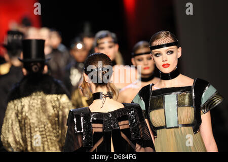 Porter des modèles de créations designer français Jean Paul Gaultier dans le cadre de la haute couture automne/hiver 2012/2013 collection présentée lors de la fashion week Haute Couture de Paris, à Paris, France, 4 juillet 2012. Les défilés Haute Couture de fonctionner jusqu'au 5 juillet 2012. Photo : Hendrik Ballhausen Banque D'Images
