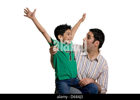 Père et fils bénéficiant Banque D'Images