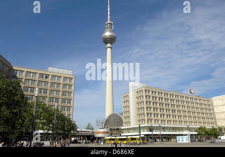 Vue sur l'Alexanderplatz avec Berolinahaus (R), horloge mondiale et la tour de télévision de Berlin, Allemagne, 19 juin 2012. Photo : Karlheinz Schindler Banque D'Images