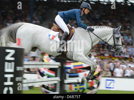 Cavalier français Penelope Leprevost et l' Nirvana v sauter par dessus un obstacle lors de CHIO World Equestrian Festival à Aix-la-Chapelle, Allemagne, 05 juillet 2012. Photo : Jochen Luebke Banque D'Images