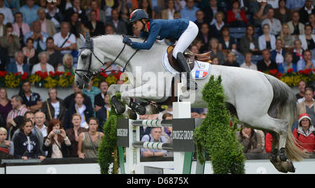 Cavalier français Penelope Leprevost et l' Nirvana v sauter par dessus un obstacle lors de CHIO World Equestrian Festival à Aix-la-Chapelle, Allemagne, 05 juillet 2012. Photo : Jochen Luebke Banque D'Images