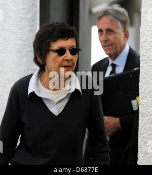 Ancien terroriste de la RAF Verena Becker et son avocat, Walter Venedey entrer dans la salle d'audience pour la condamnation dans le procès entourant sa participation au meurtre de 1977 Procureur général allemand Siegfried Buback à la Haute cour régionale de Stuttgart, Allemagne, 06 juillet 2012. Mme Becker a été condamné à quatre ans de prison pour complicité de meurtre. Photo : BERND WEISSBROD Banque D'Images