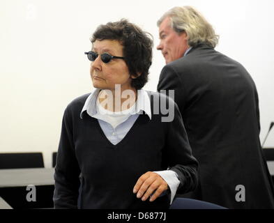 Ancien terroriste de la RAF Verena Becker et son avocat Hans Wolfgang Euler assister à la condamnation dans le procès entourant sa participation au meurtre de 1977 Procureur général allemand Siegfried Buback à la Haute cour régionale de Stuttgart, Allemagne, 06 juillet 2012. Mme Becker a été condamné à quatre ans de prison pour complicité de meurtre. Photo : BERND WEISSBROD Banque D'Images