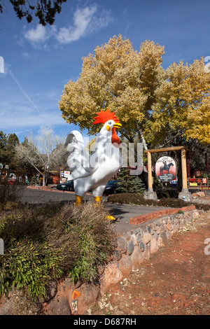 Un coq figure à côté d'une route et les roches rouges dans la toile, Sedona, Arizona, USA Banque D'Images