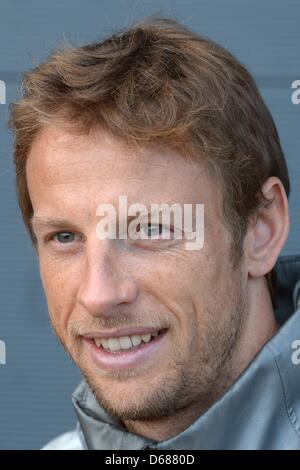 Pilote de Formule 1 britannique Jenson Button McLaren Mercedes de sourires dans le paddock à la Silverstone dans le Northamptonshire, Angleterre, 06 juillet 2012. Le Grand Prix de Formule 1 de Grande-bretagne aura lieu le 08 juillet 2011. Photo : David Ebener dpa Banque D'Images