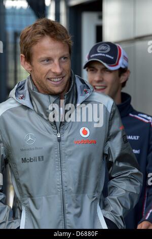 La pilote de Formule 1 Jenson Button (L) de McLaren Mercedes et le Brésilien Bruno Senna de Williams quittent la réunion des pilotes à la piste de course de Silverstone dans le Northamptonshire, Angleterre, 06 juillet 2012. Le Grand Prix de Formule 1 de Grande-bretagne aura lieu le 08 juillet 2011. Photo : David Ebener dpa Banque D'Images