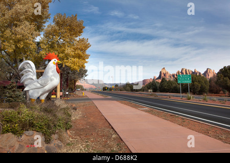 Un coq figure à côté d'une route et les roches rouges dans la toile, Sedona, Arizona, USA Banque D'Images