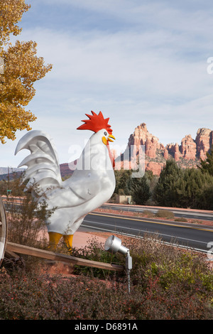 Un coq figure à côté d'une route et les roches rouges dans la toile, Sedona, Arizona, USA Banque D'Images