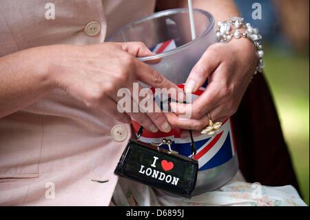 Une femme habillée en Reine Elizabeth prend part à la "coulée Queens' pendant la château de celle festival au parc du château à Celle, Allemagne, 07 juillet 2012. Le 'Casting Queens' honore le meilleur costume et la connaissance de la famille royale britannique. Cet été, les forces Britanniques quitteront la ville de garnison après avoir été là pendant plus de 60 ans. Photo : EMILY WABITSCH Banque D'Images