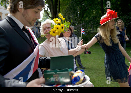 Une femme habillée en Reine Elizabeth prend part à la "coulée Queens' pendant la château de celle festival au parc du château à Celle, Allemagne, 07 juillet 2012. Le 'Casting Queens' honore le meilleur costume et la connaissance de la famille royale britannique. Cet été, les forces Britanniques quitteront la ville de garnison après avoir été là pendant plus de 60 ans. Photo : EMILY WABITSCH Banque D'Images