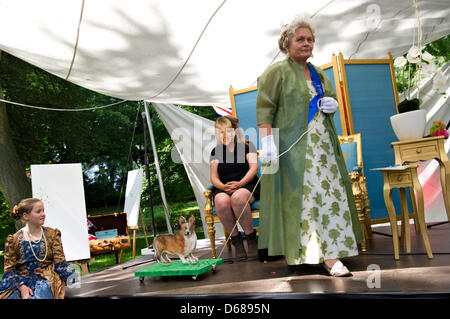 Une femme habillée en Reine Elizabeth (R) prend part à la "coulée Queens' pendant la château de celle festival au parc du château à Celle, Allemagne, 07 juillet 2012. Le 'Casting Queens' honore le meilleur costume et la connaissance de la famille royale britannique. Cet été, les forces Britanniques quitteront la ville de garnison après avoir été là pendant plus de 60 ans. Photo : EMILY WABITSCH Banque D'Images