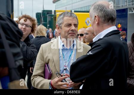 Le comédien britannique Rowan Atkinson s'entretient avec un homme non identifié dans le paddock à la Silverstone dans le Northamptonshire, Angleterre, 08 juillet 2012. Le Grand Prix de Formule 1 de Grande-bretagne aura lieu le 08 juillet 2011. Photo : David Ebener dpa  + + +(c) afp - Bildfunk + + + Banque D'Images