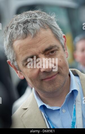 Le comédien britannique Rowan Atkinson photographié dans le paddock à la Silverstone dans le Northamptonshire, Angleterre, 08 juillet 2012. Le Grand Prix de Formule 1 de Grande-bretagne aura lieu le 08 juillet 2011. Photo : David Ebener dpa Banque D'Images