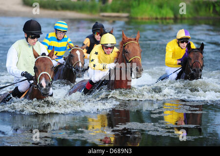 Au cours de la cinquième journée de course du 143e Deutsches Derby, Oliver Schnakenberg (C) son cheval courses Gelon à Galopprennbahn corne à Hambourg, Allemagne, 04 juillet 2012. Le Deutsches Derby est un groupe 1 télévision course de chevaux en Allemagne ouvert à trois ans poulains et pouliches pur-sang. Photo : Revierfoto Banque D'Images