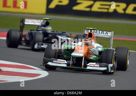 Pilote de Formule 1 Allemand Nico Huelkenberg Force India de courses dans le Grand Prix de Grande-Bretagne à venir du Brésilien Bruno Senna de Williams à Silverstone dans le Northamptonshire, Angleterre, 08 juillet 2012. Photo : DAVID EBENER Banque D'Images