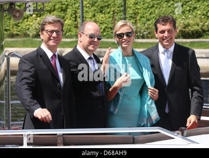 Le ministre des Affaires étrangères allemand Guido Westerwelle (L-R), le Prince Albert II de Monaco, son épouse Charlene et le mari de Westerwelle Michael Mronz vague comme ils se tiennent sur le navire à passagers à Sanssouci Berlin, Allemagne, 09 juillet 2012. Le Prince Albert II et son épouse visiter l'Allemagne pendant plusieurs jours. Photo : Stéphanie PILLICK Banque D'Images