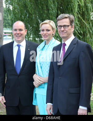 Le ministre des Affaires étrangères allemand Guido Westerwelle (R), le Prince Albert II de Monaco (L) et son épouse Charlene sont prêts à bord du navire à passagers Sanssouci en dehors de la chancellerie de Berlin, Allemagne, 09 juillet 2012. Le Prince Albert II et son épouse visiter l'Allemagne pendant plusieurs jours. Photo : Stéphanie PILLICK Banque D'Images