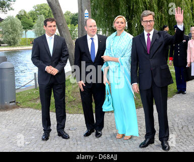 Le ministre des Affaires étrangères allemand Guido Westerwelle (R), le Prince Albert II de Monaco (2-L), son épouse Charlene et son mari Michael Mronz Westerwelle sont prêts à bord du navire à passagers Sanssouci en dehors de la chancellerie de Berlin, Allemagne, 09 juillet 2012. Le Prince Albert II et son épouse visiter l'Allemagne pendant plusieurs jours. Photo : Stéphanie PILLICK Banque D'Images