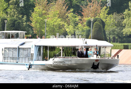 Le ministre des Affaires étrangères allemand Guido Westerwelle (L), le Prince Albert II de Monaco (2-L), son épouse Charlene et son mari Michael Mronz Westerwelle sont à bord du navire à passagers Sanssouci en dehors de la chancellerie de Berlin, Allemagne, 09 juillet 2012. Le Prince Albert II et son épouse visiter l'Allemagne pendant plusieurs jours. Photo : Stéphanie PILLICK Banque D'Images