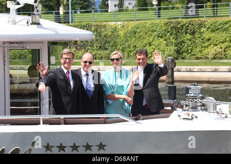 Le ministre des Affaires étrangères allemand Guido Westerwelle (L), le Prince Albert II de Monaco (2-L), son épouse Charlene et son mari Michael Mronz Westerwelle sont à bord du navire à passagers Sanssouci en dehors de la chancellerie de Berlin, Allemagne, 09 juillet 2012. Le Prince Albert II et son épouse visiter l'Allemagne pendant plusieurs jours. Photo : Stéphanie PILLICK Banque D'Images