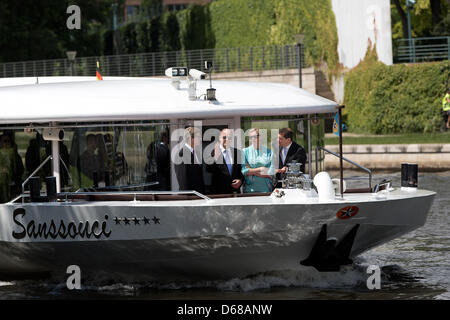 Le ministre des Affaires étrangères allemand Guido Westerwelle (L), le Prince Albert II de Monaco (2-L), son épouse Charlene et son mari Michael Mronz Westerwelle sont à bord du navire à passagers Sanssouci en dehors de la chancellerie de Berlin, Allemagne, 09 juillet 2012. Le Prince Albert II et son épouse visiter l'Allemagne pendant plusieurs jours. Photo : Stéphanie PILLICK Banque D'Images