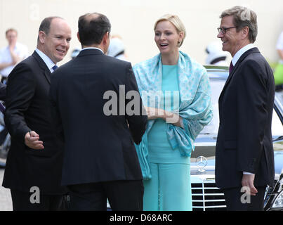 Le ministre des Affaires étrangères allemand Guido Westerwelle (R), introduit le Prince Albert II de Monaco (L) et son épouse Charlene à son mari Michael Mronz avant de monter à bord du navire à passagers Sanssouci en dehors de la chancellerie de Berlin, Allemagne, 09 juillet 2012. Le Prince Albert II et son épouse visiter l'Allemagne pendant plusieurs jours. Photo : Stéphanie PILLICK Banque D'Images