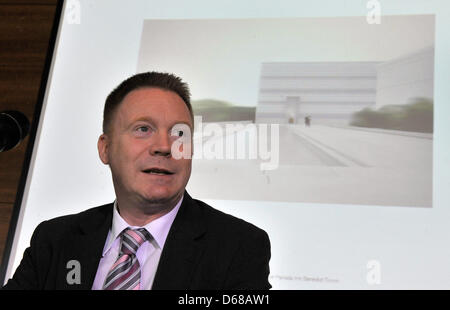 La ministre de la culture, Christoph MATSCHIE assiste à l'inauguration du projet retenu pour le nouveau Musée du Bauhaus est sur l'affichage Weimar, Allemagne, 09 juillet 2012. Le Klassik Fondation a présenté le design par Berlin architecte Heike Hanada dans une coopération avec Benedikt Tonon. Le musée est censé ouvrir en 2015 et montrent des expositions des premières années de l'architecture de renommée mondiale et desig Banque D'Images