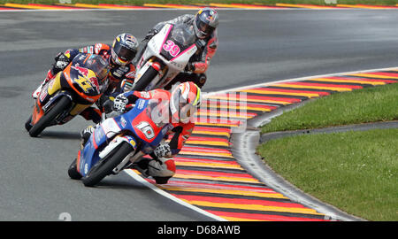 Le français Alexis MASBOU MotoGP rider du Team Caretta Technology dirige le domaine de l'avant du cavalier allemand Sandro Cortese du Team Red Bull KTM et coureur espagnol Luis Salom l'équipe de RW Racing dans l'allemand au Sachsenring MotoGP à Hohenstein-Ernstthal, Allemagne, 08 juillet 2012. Photo : JAN WOITAS Banque D'Images