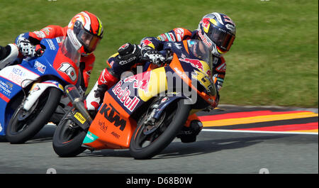 Cavalier allemand Sandro Cortese du Team Red Bull KTM mène le domaine avant le français Alexis MASBOU MotoGP rider du Team Caretta Technology dans l'allemand au Sachsenring MotoGP à Hohenstein-Ernstthal, Allemagne, 08 juillet 2012. Photo : JAN WOITAS Banque D'Images