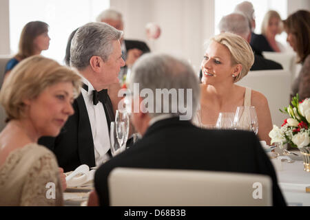 Document - Charlene Fürstin von Monaco (r) Bundespräsident und verwalten Joachim Gauck sich am am Montag (09.07.2012) à Berlin bei einem Dîner im Schloss Bellevue (liens Gaucks Lebensgefährtin Daniela Schadt). Fürstenpaar Das hält sich für einen Besuch mehrtägigen in Deutschland auf. Foto : Sandra Steins/BPA dpa/lbn Banque D'Images