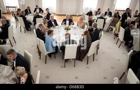 Document - Fürstin Charlene hinten (r), Fürst Albert von hinten Monaco (l) Joachim Gauck (Bundespräsident und hinten Mitte) sitzen Am Montag (09.07.2012) à Berlin bei einem Dîner im Schloss Bellevue mit anderen Gästen une einem Tisch. Fürstenpaar Das hält sich für einen Besuch mehrtägigen in Deutschland auf. Foto : Steffen Kugler/BPA dpa/lbn Banque D'Images