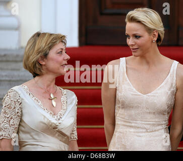 Épouse du Prince Albert II de Monaco Charlene (R) et partenaire de l'Allemand Président Daniela Schadt parler avant d'avoir le dîner au château de Bellevue à Berlin, Allemagne, 09 juillet 2012. Le Prince Albert II et son épouse visiter l'Allemagne pendant plusieurs jours. Photo : Stephanie Pilick Banque D'Images