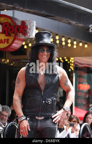 Musicien nous barre oblique au cours de sa cérémonie d'étoiles sur le Hollywood Walk of Fame à Hollywood, Californie, USA 10 juillet 2012. Slash était décerné le 2,473ème étoile sur le Hollywood Walk of Fame dans la catégorie d'enregistrement. Photo : Hubert Boesl Banque D'Images