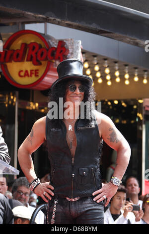 Musicien nous barre oblique au cours de sa cérémonie d'étoiles sur le Hollywood Walk of Fame à Hollywood, Californie, USA 10 juillet 2012. Slash était décerné le 2,473ème étoile sur le Hollywood Walk of Fame dans la catégorie d'enregistrement. Photo : Hubert Boesl Banque D'Images