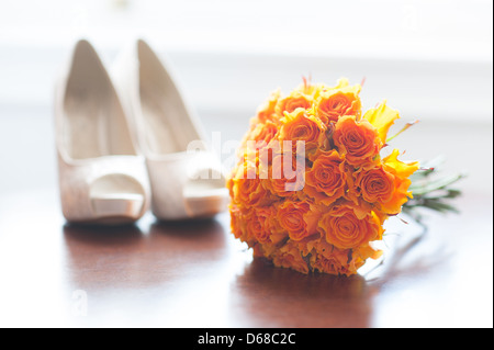 Chaussures de mariage et bouquet de roses orange personne n Banque D'Images