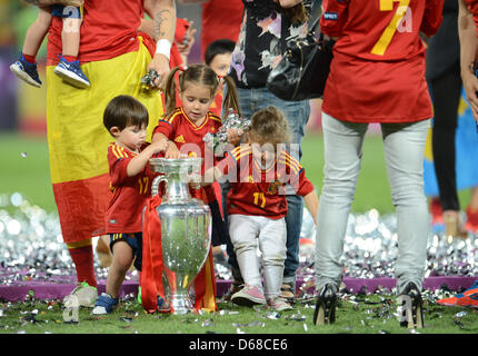 Nora, fille de l'Espagne de Fernando Torres, met en confettis le trophée après l'UEFA EURO 2012 football match final contre l'Espagne l'Italie au Stade Olympique de Kiev, Ukraine, 01 juillet 2012. Photo : Andreas Gebert dpa (veuillez vous reporter aux chapitres 7 et 8 de l'http://dpaq.de/Ziovh de l'UEFA Euro 2012 Termes & Conditions) Banque D'Images