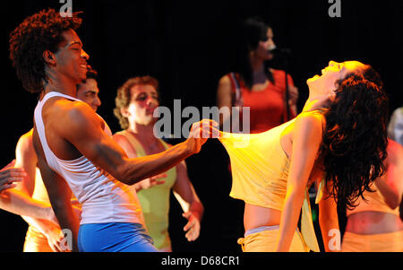 Danseurs de l'ensemble de danse moderne cubaine Endedans effectuer le spectacle 'Viva La Vida !" au cours de la photo officielle à répétition Théâtre Schmidt à Hambourg, Allemagne, 11 juillet 2012. Dans 'Viva La Vida !" douze danseurs et d'un huit musiciens racontent l'histoire de la compagnie de danse. La première a lieu à Hambourg le 12 juillet 2012. Photo : Daniel Reinhardt Banque D'Images