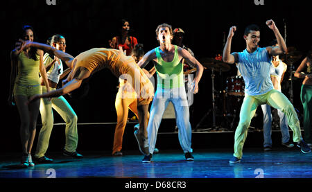 Danseurs de l'ensemble de danse moderne cubaine Endedans effectuer le spectacle 'Viva La Vida !" au cours de la photo officielle à répétition Théâtre Schmidt à Hambourg, Allemagne, 11 juillet 2012. Dans 'Viva La Vida !" douze danseurs et d'un huit musiciens racontent l'histoire de la compagnie de danse. La première a lieu à Hambourg le 12 juillet 2012. Photo : Daniel Reinhardt Banque D'Images