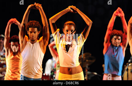 Danseurs de l'ensemble de danse moderne cubaine Endedans effectuer le spectacle 'Viva La Vida !" au cours de la photo officielle à répétition Théâtre Schmidt à Hambourg, Allemagne, 11 juillet 2012. Dans 'Viva La Vida !" douze danseurs et d'un huit musiciens racontent l'histoire de la compagnie de danse. La première a lieu à Hambourg le 12 juillet 2012. Photo : Daniel Reinhardt Banque D'Images