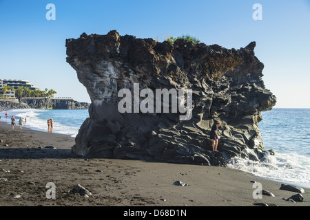 La Palma, Îles Canaries - Puerto Naos,côte ouest. Plage de sable noir de la lave. Soleil d'hiver de février. La pierre de lave. Banque D'Images