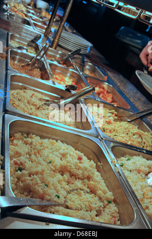 Plateau d'acier remplis de nourriture à l'intérieur du self service restaurant chinois Banque D'Images