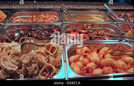 Plateau d'acier remplis de nourriture à l'intérieur du self service restaurant chinois Banque D'Images